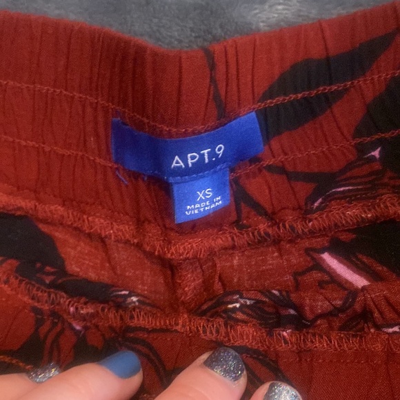 Apt. 9 Red Floral Shorts with Pockets - Picture 3 of 6